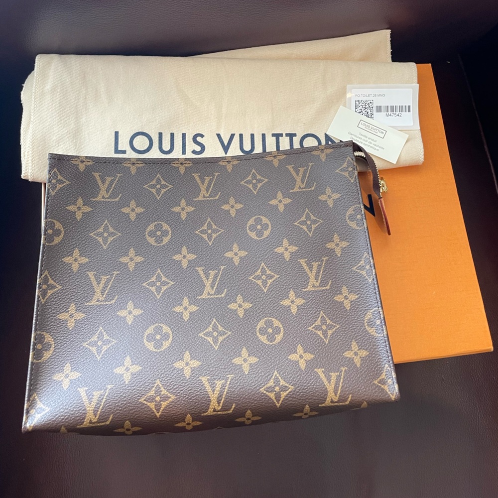 Like New Louis Vuitton Toiletry Pouch 26